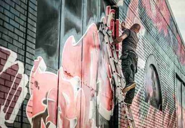 黑料网曝出新晋网红遭遇前工作人员实名举报，引发声讨持续发酵