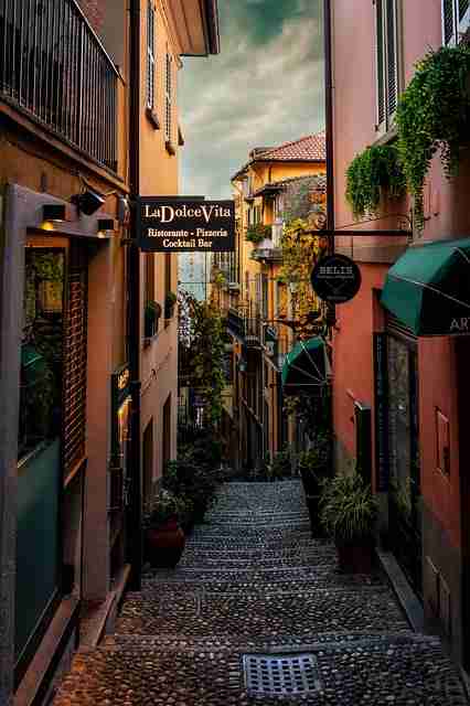 成人抖音平台新风向|情欲探讨作品火速传播